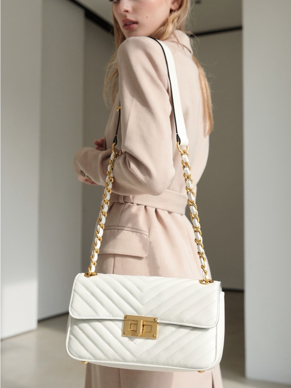 Elegant White Quilted Shoulder Bag with Gold Chain